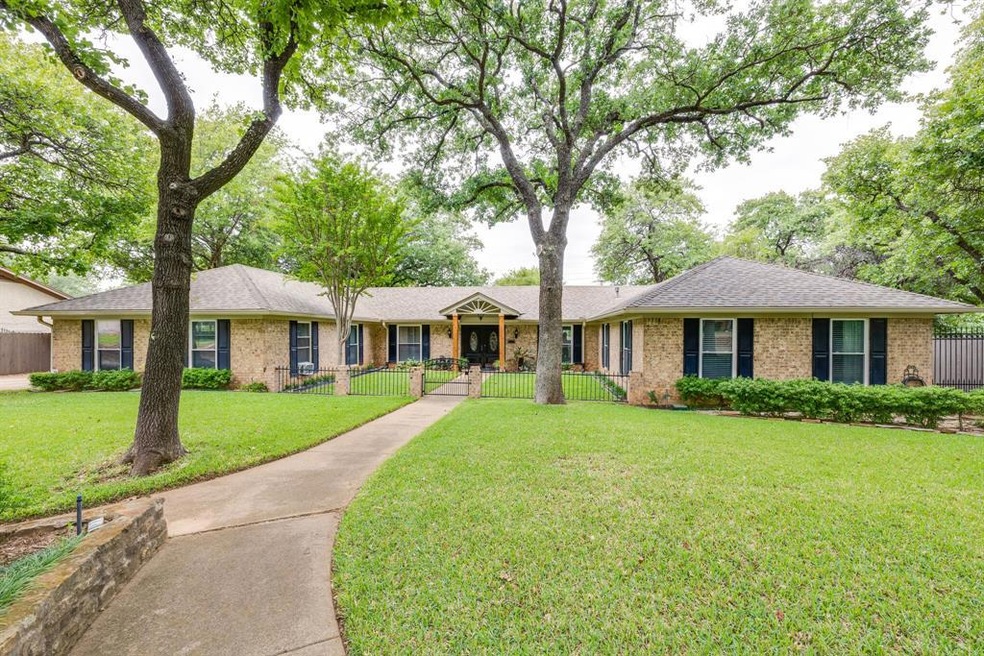 1306 Woodvine Dr, Euless, TX 76040 - photo 1