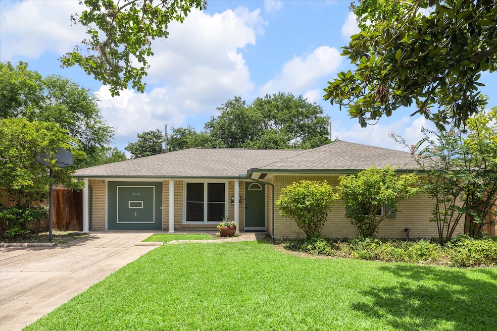Welcome to 2110 Chippendale, this classic Oak Fore