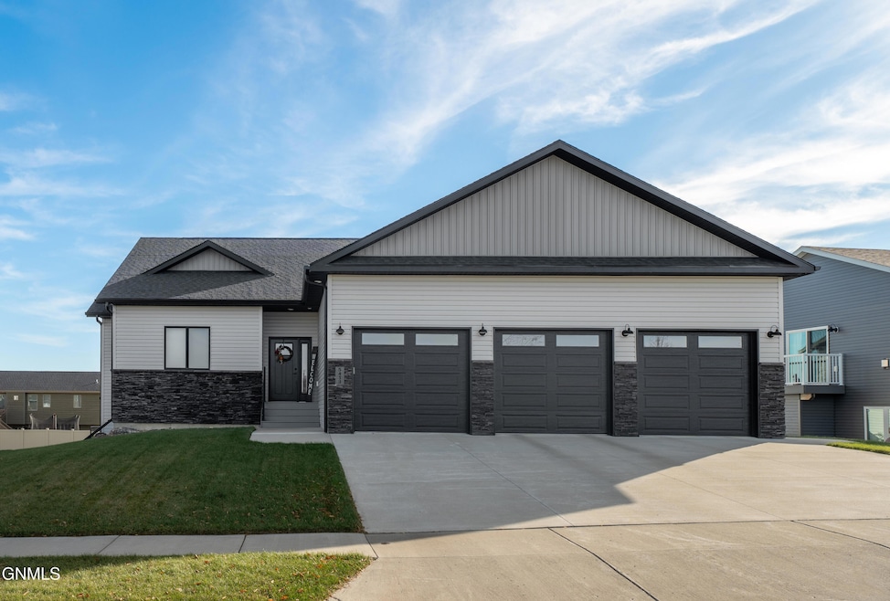 5413 Onyx Dr, Bismarck, ND 58503 - photo 1