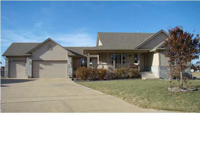 2401 S Fieldcrest Cir 5 BR 3 BA 3 Car Garage Finis