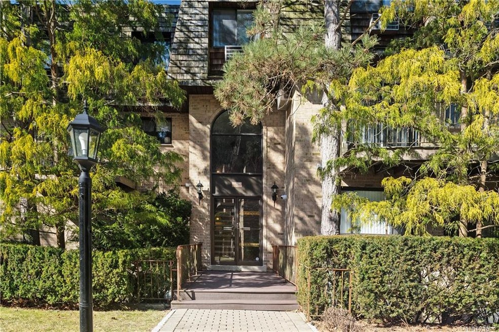 Scarsdale Woods unit 212, Scarsdale, NY 10583 - photo 1