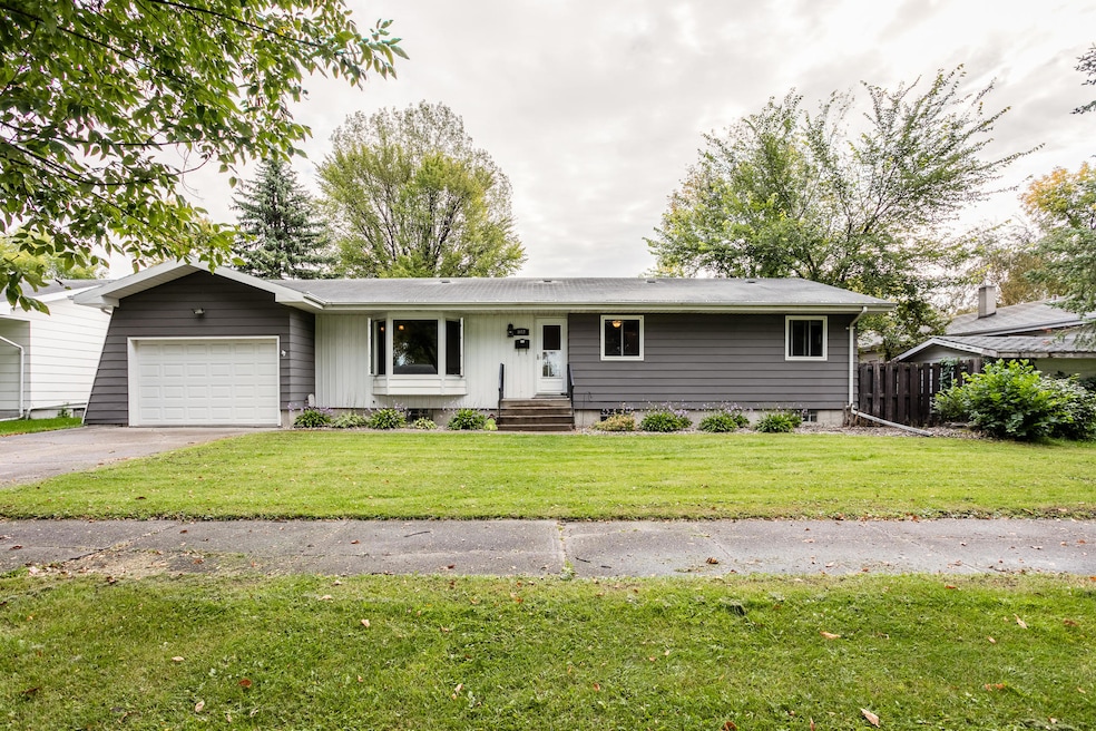 1013 S 19th St, Grand Forks, ND 58201 - photo 1