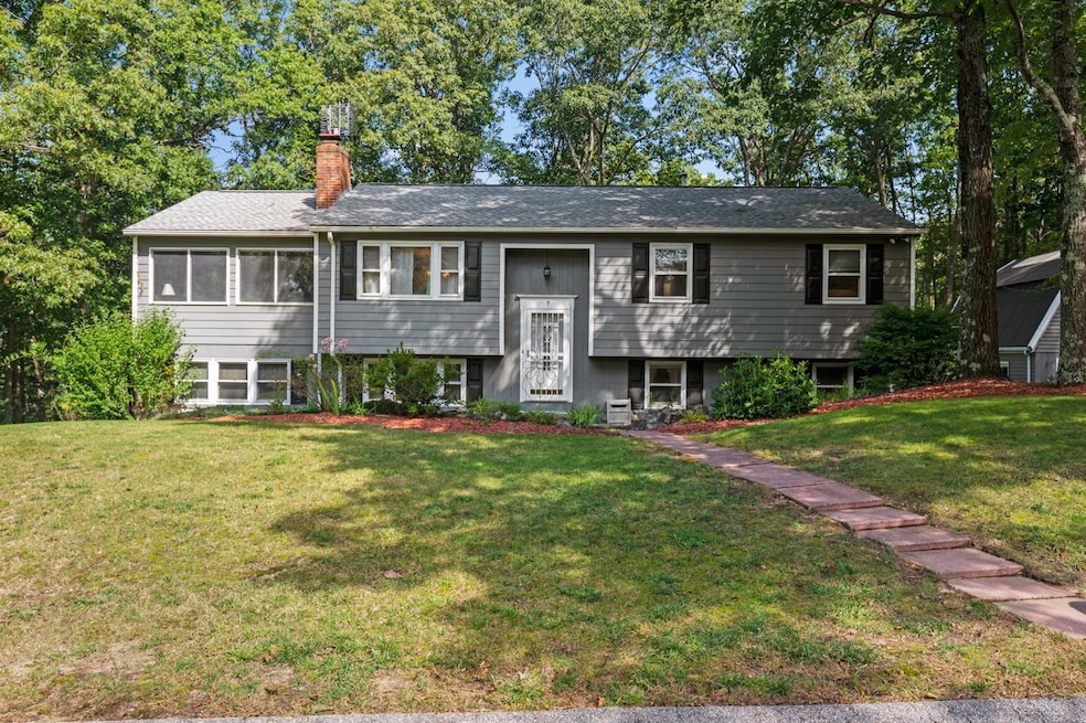 9 Woodcrest Dr, Hooksett, NH 03106 - photo 1