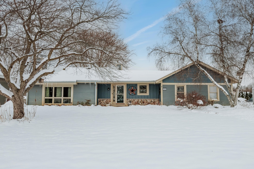25326 W Loomis Rd, Waterford, WI 53185 - photo 1