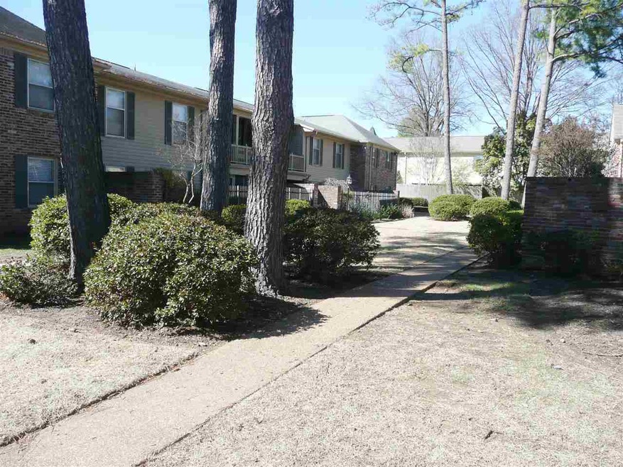 Nice 2 bedroom, 1.5 bath ground level flat with co