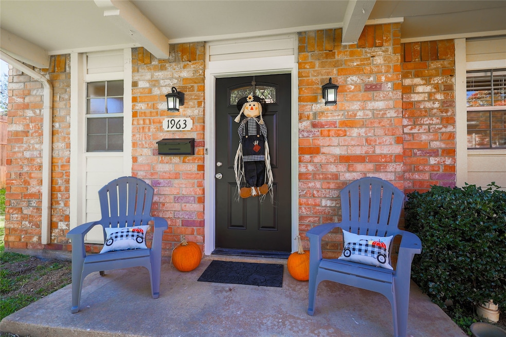 1963 Shorewood Dr, Grapevine, TX 76051 - photo 1