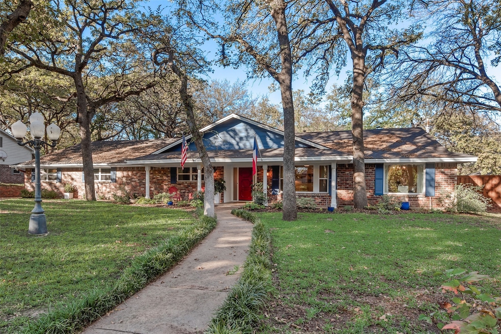 4006 Hollow Oak Dr, Euless, TX 76040 - photo 1