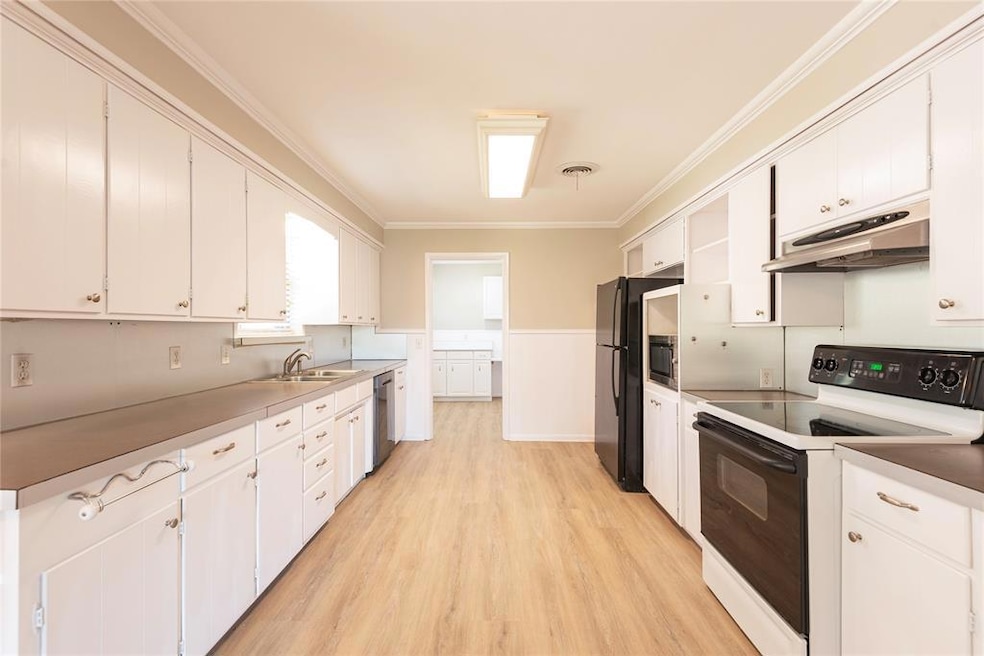Spacious kitchen with recent appliances and abunda