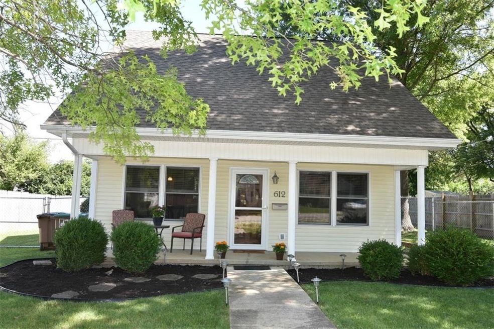 612 Willow Ln, Columbus, IN 47203 - photo 1