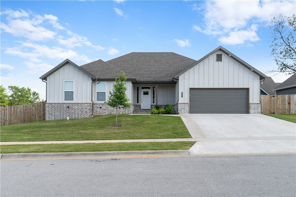 827 Mueller Way, Prairie Grove, AR 72753 - photo 1