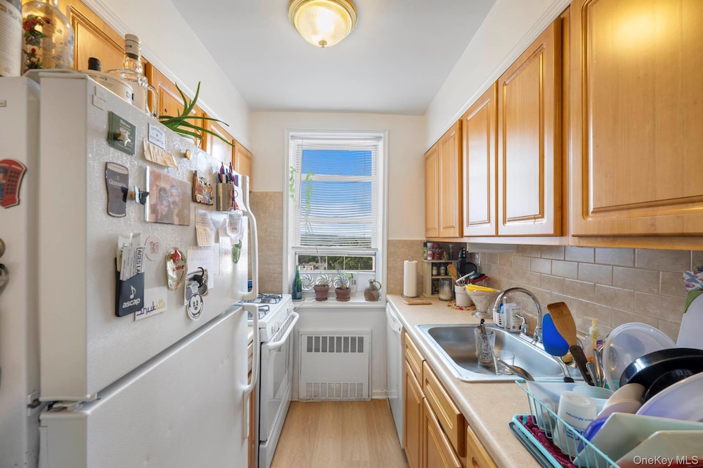 67-40 Booth St unit 6I, Forest Hills, NY 11375 - photo 1