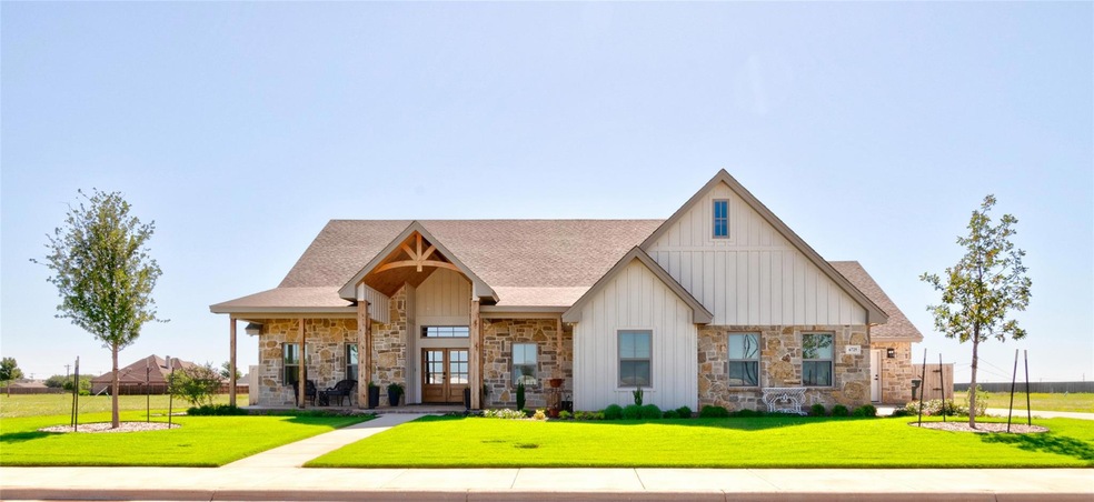 View of front of property featuring a front yard