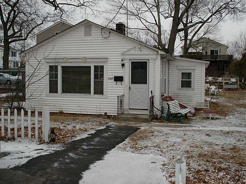 348 Sea View Dr, Warwick, RI 02889 - photo 1