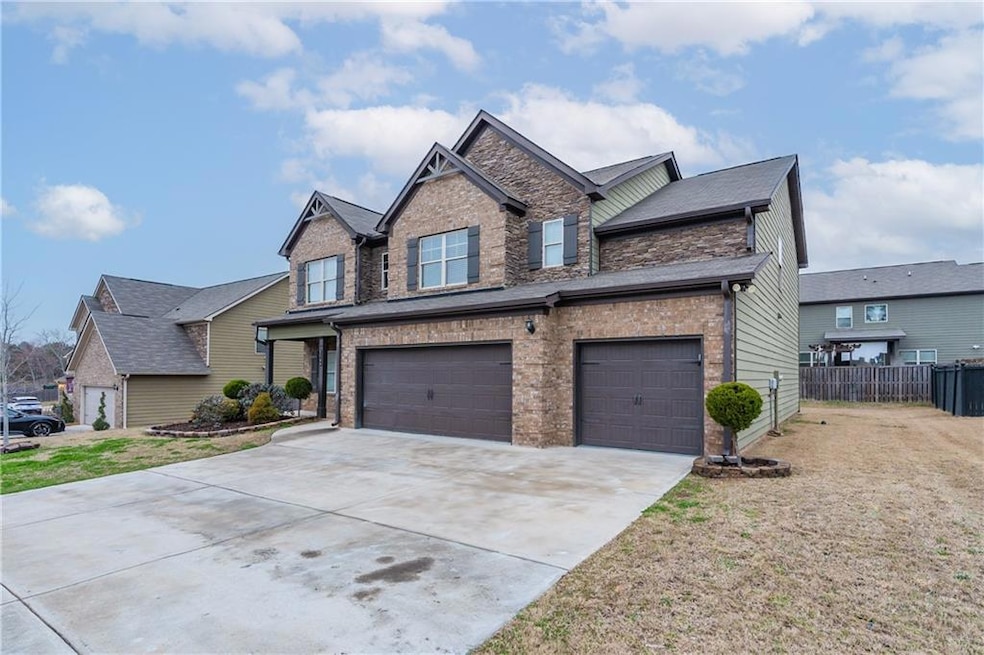 View of front facade featuring a front lawn and a 