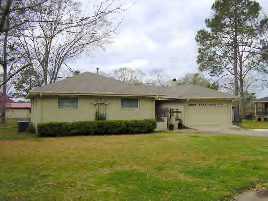 206 Westview Cir, McComb, MS 39648 - photo 1