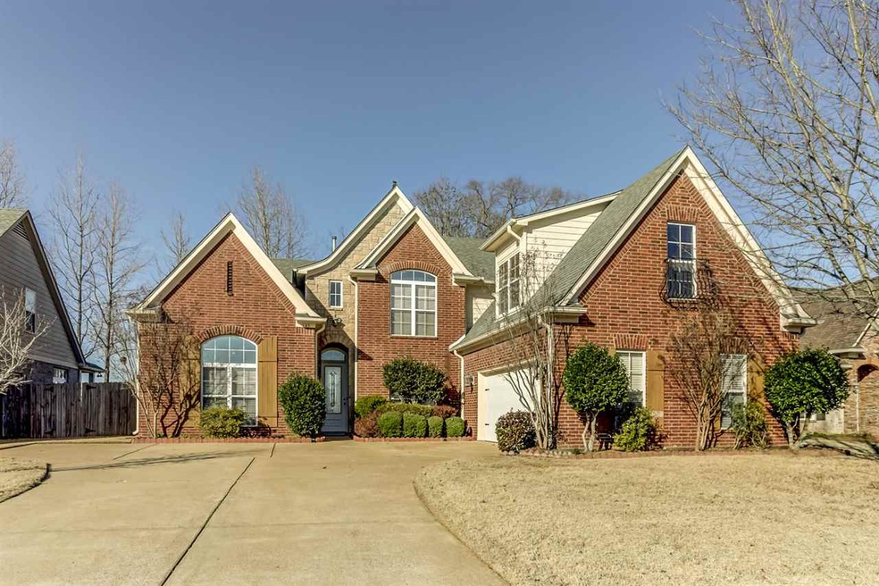 Fabulous Updated home is Clean, Conveniently Located in Oakland to Shopping & Restaurants. Backyard backs up to Fair Oaks Golf Club Fairway, gives Privacy to Wood/Wrought Iron Fence Back Yard & Covered Patio. Gutters & Leaf Guards added 2020.