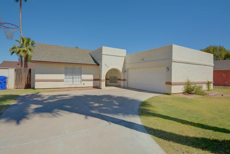 1404 W Cheyenne Dr