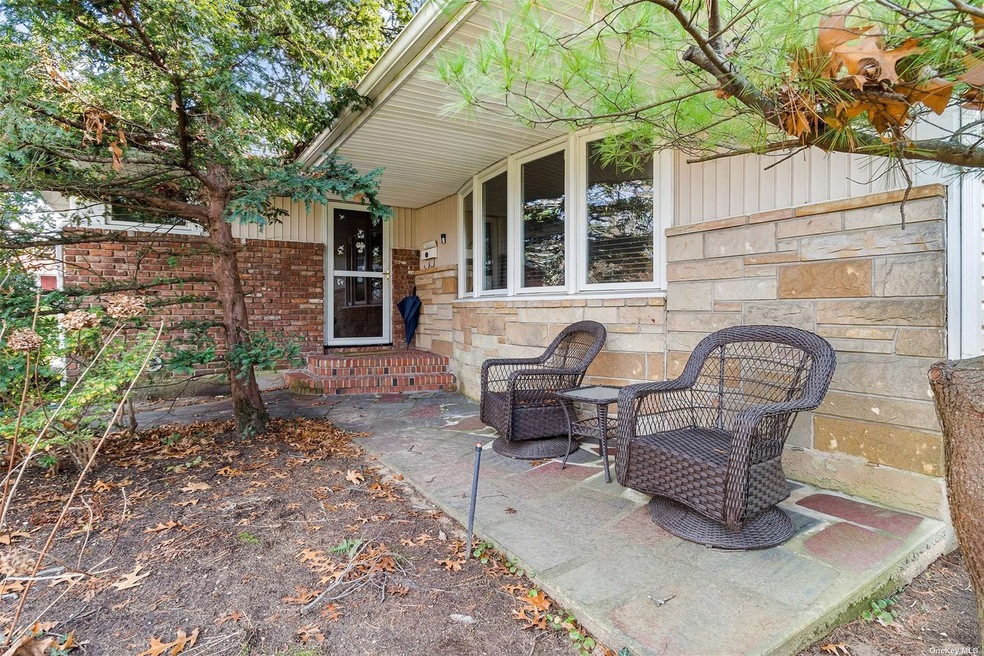 614 Mohawk Rd, West Hempstead, NY 11552 - photo 1