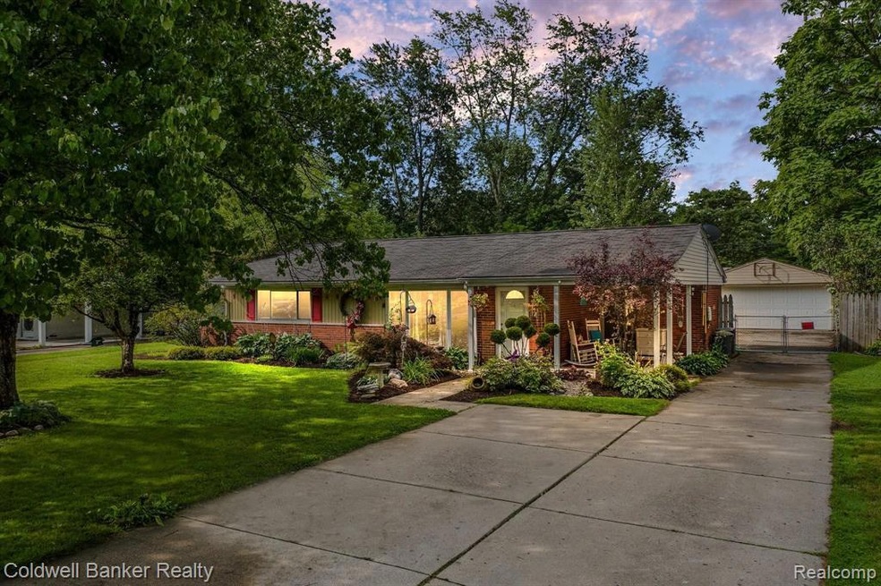 Welcome to wonderful 2587 Ivanhoe!