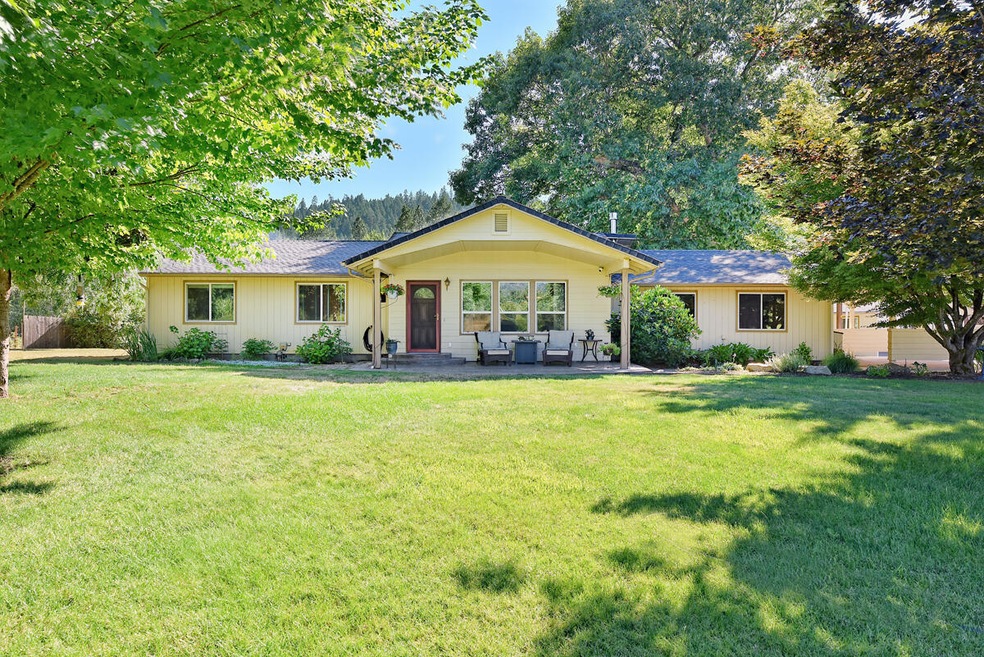 2589 E Evans Creek Rd, Rogue River, OR 97537 - photo 1