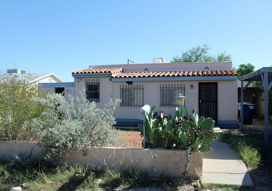 1214 E Elm St Front