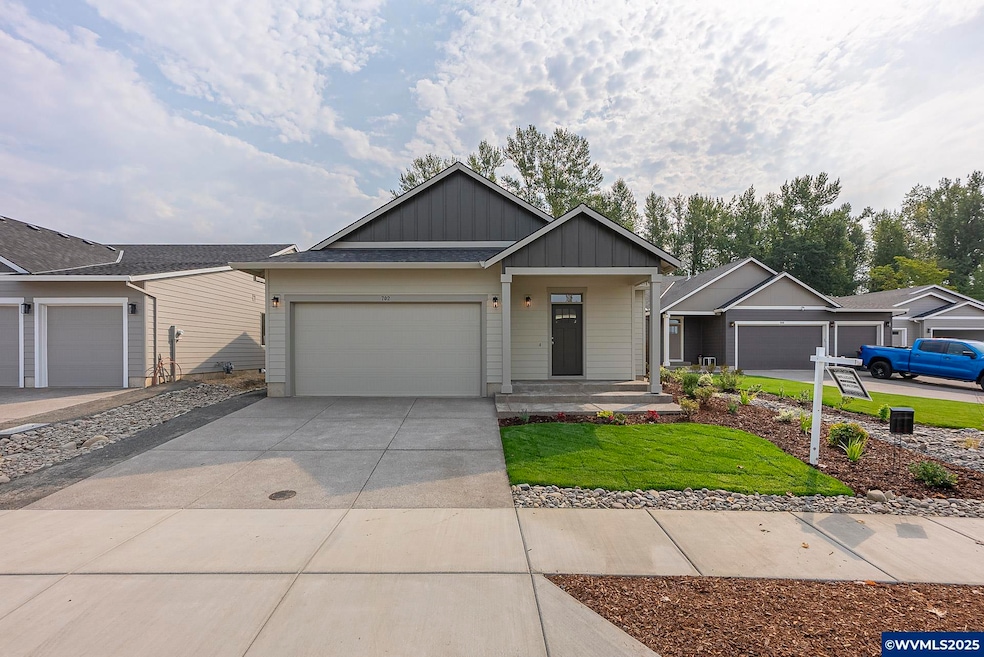 702 Tigerlily St, Silverton, OR 97381 - photo 1