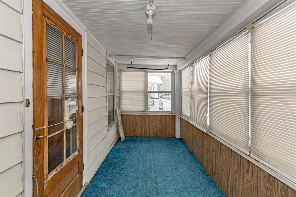 1816 J St SW, Cedar Rapids, IA 52404 - photo 1