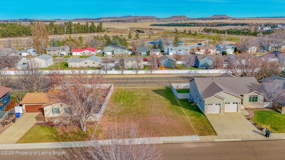 847 11th St E, Dickinson, ND 58601 - photo 1