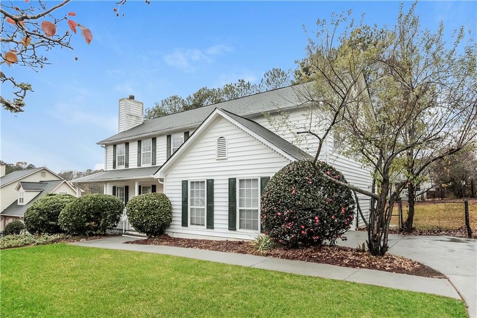 View of front facade featuring a front lawn