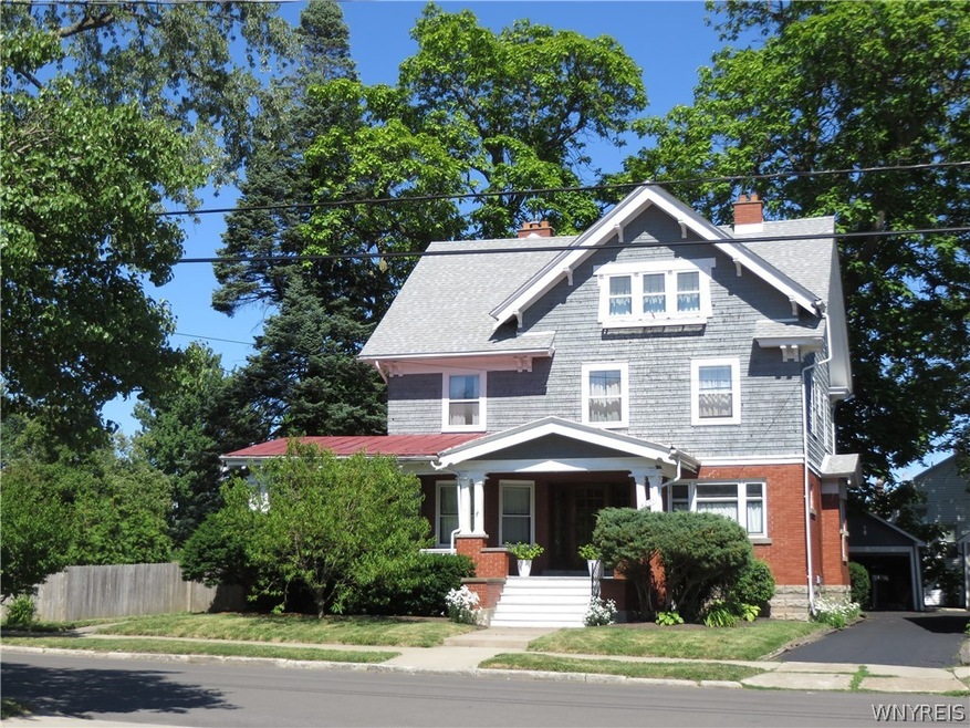 Conveniently located 5 minutes from Niagara Univer
