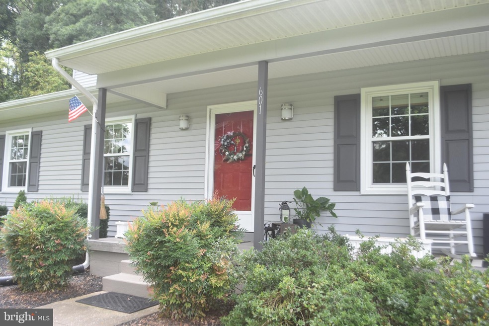 601 Hinton Rd, Luray, VA 22835 - photo 1