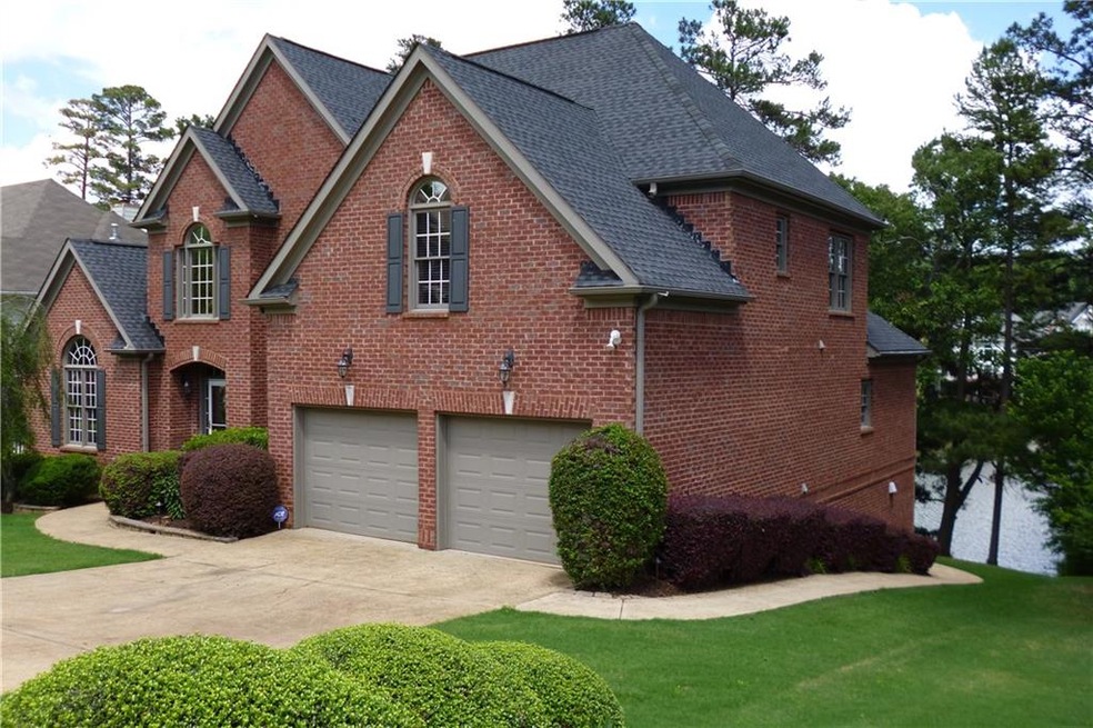 Classic 3-sides Brick with flat lot, Easy walk to 
