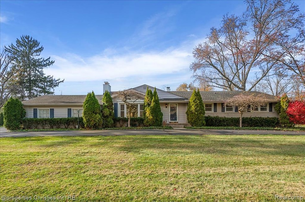 6386 Thorncrest Dr, Bloomfield Hills, MI 48301 - photo 1