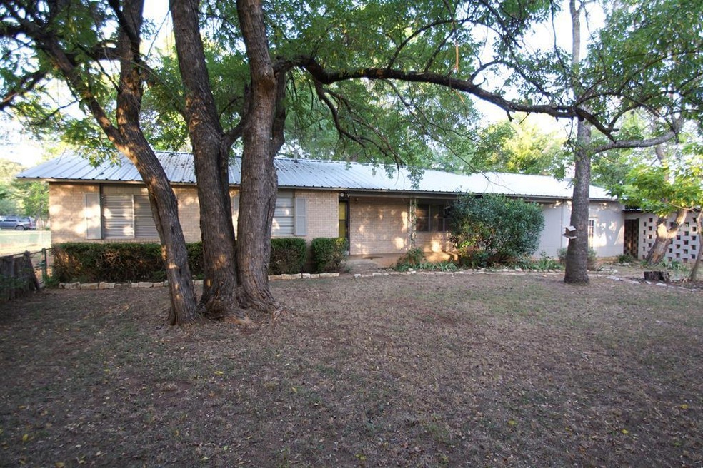 404 W Burbank St, Fredericksburg, TX 78624 - photo 1