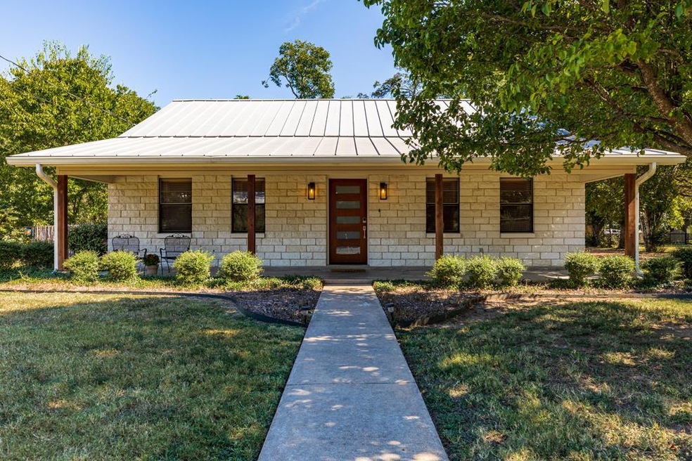 405 Sunset St, Fredericksburg, TX 78624 - photo 1