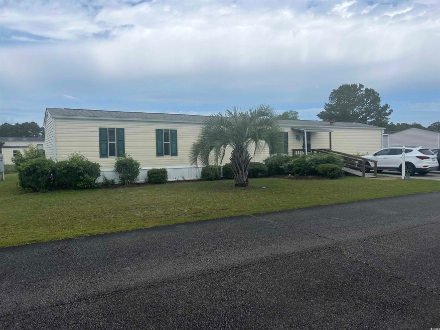 Manufactured / mobile home featuring a front lawn
