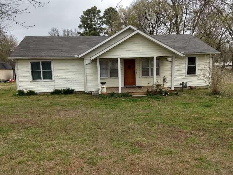 209 W 1st Ave, Elkins, AR 72727 - photo 1