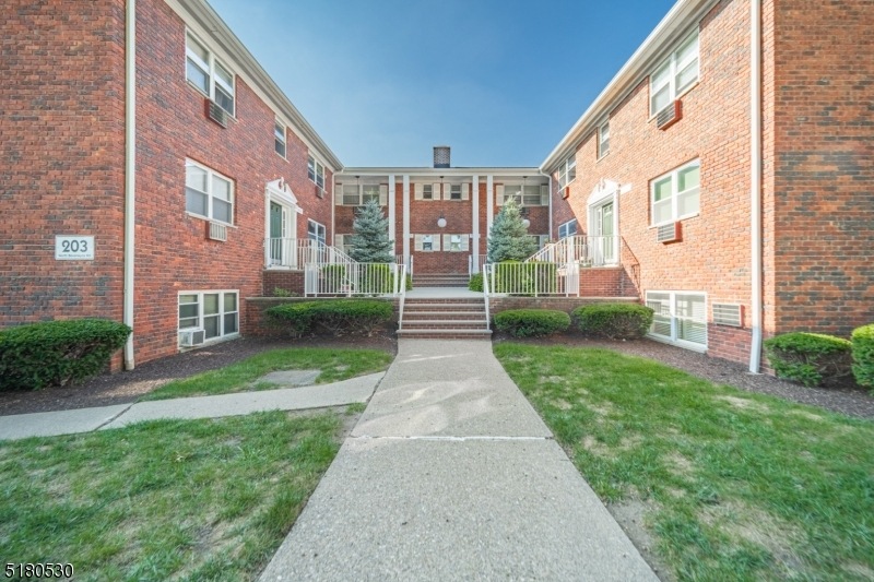 203 N Beverwyck Rd unit 10, Lake Hiawatha, NJ 07034 - photo 1