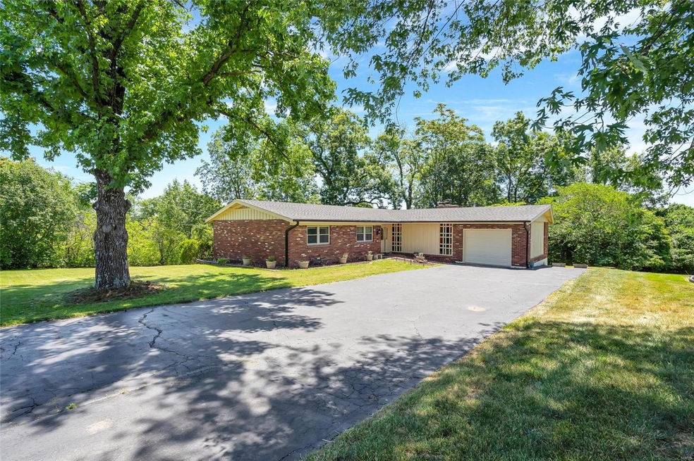 3 bedrooms 2 bathroom on level lot and private str