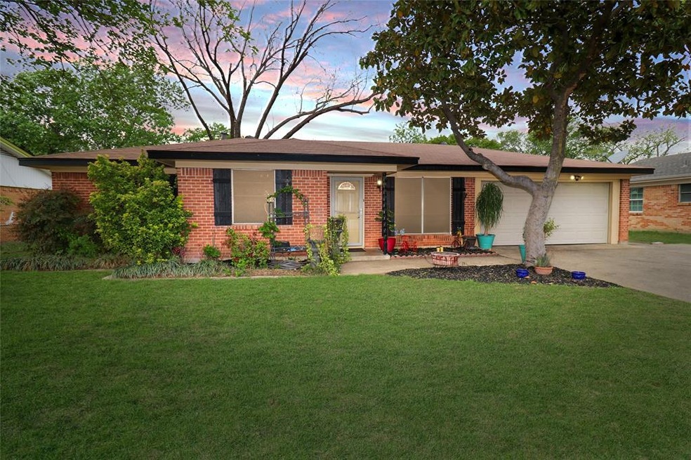 5009 Roberta Dr, North Richland Hills, TX 76180 - photo 1