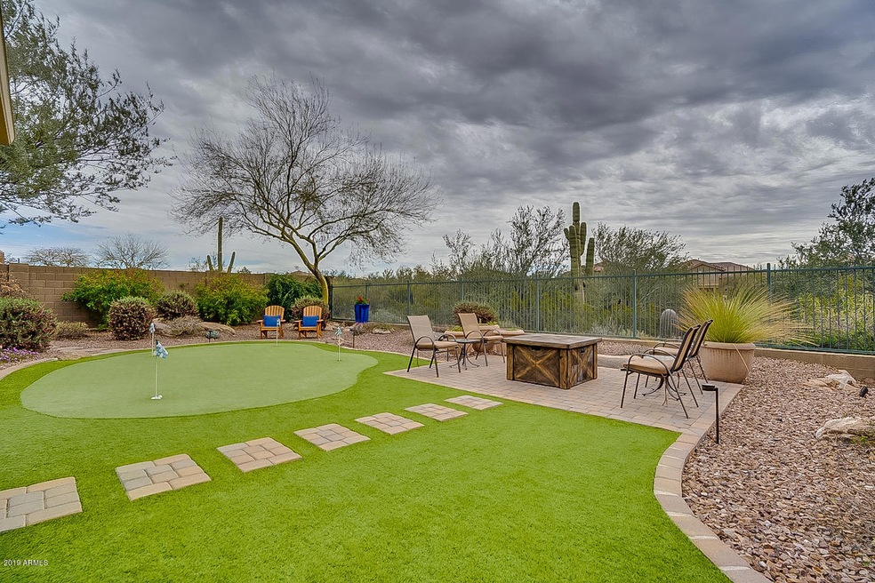 Majesty Court-Lush Green Backyard