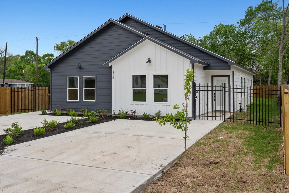 929 Marjorie St unit A/B, Houston, TX 77088 - photo 1