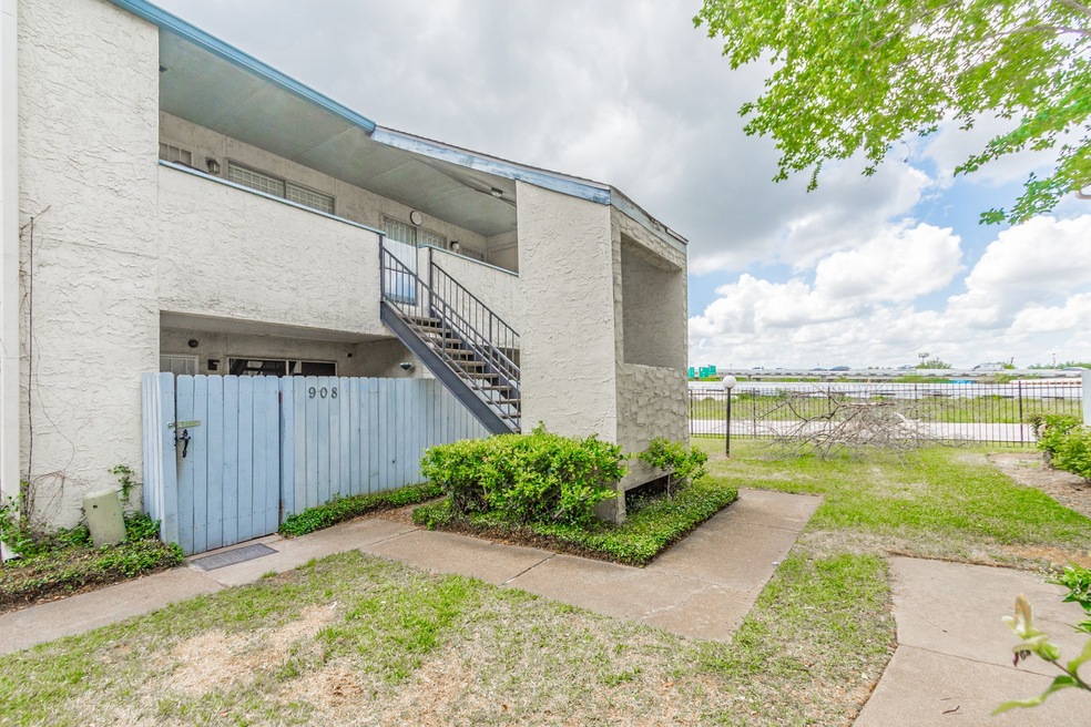 7313 Gulf Fwy unit 907, Houston, TX 77017 - photo 1