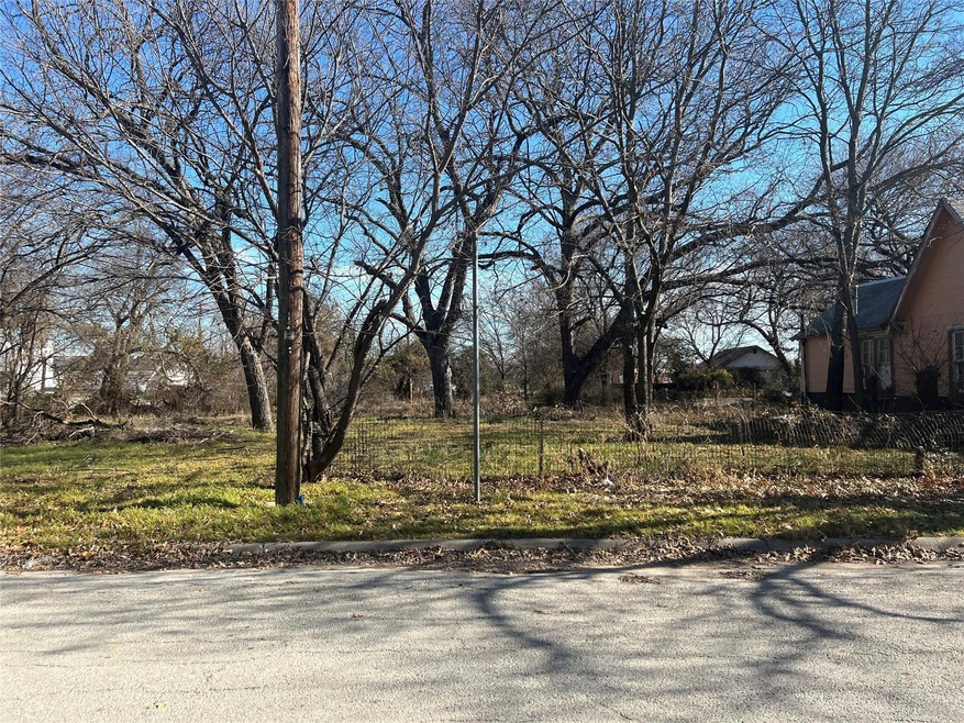 1128 N Commerce St, Gainesville, TX 76240 - photo 1