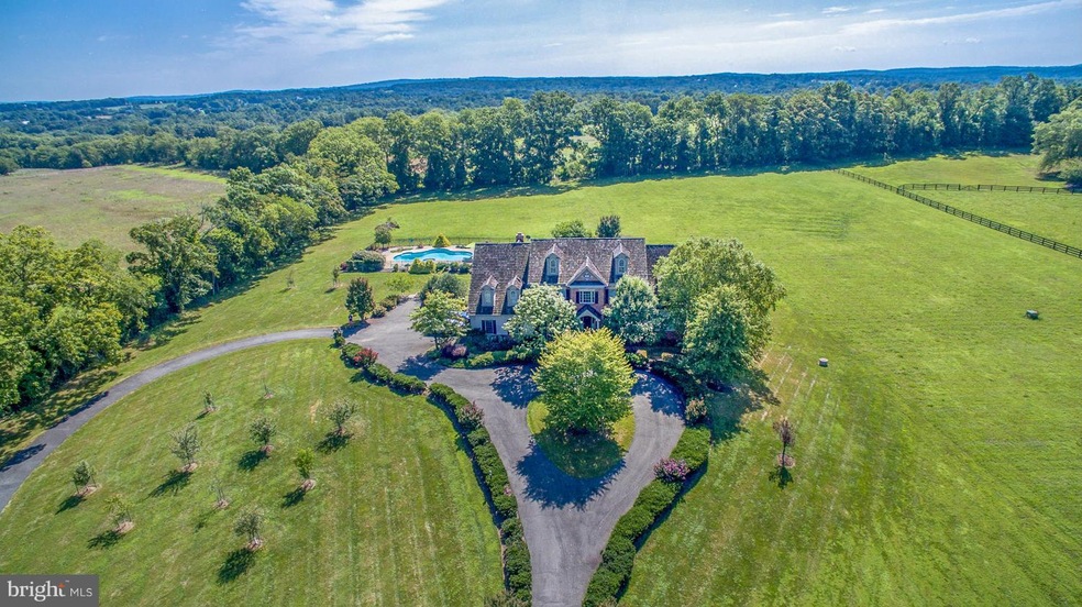 35529 Deer Pond Ln, Round Hill, VA 20141 - photo 1