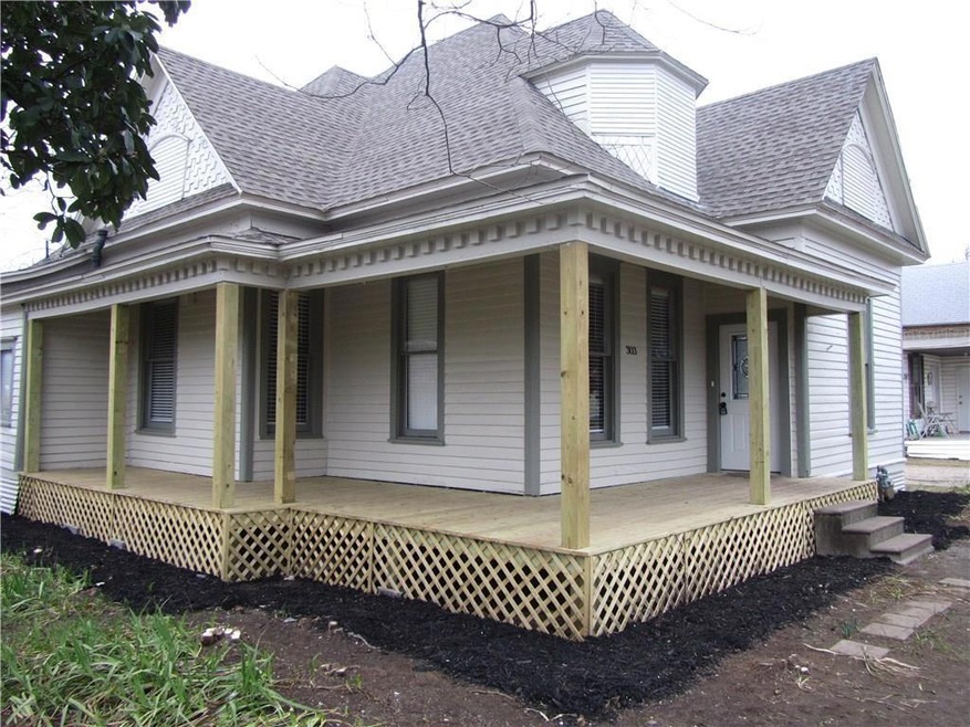 303 N Douglas Ave, Cleburne, TX 76033 - photo 1