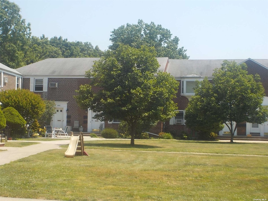 26440 Langston Ave unit A-2, Glen Oaks, NY 11004 - photo 1