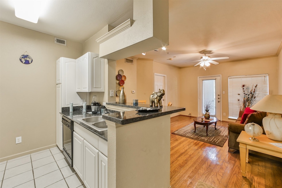Beautiful open condo with fully furnishing and all