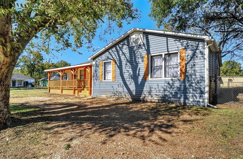 320 W Evans Ave, Bonham, TX 75418 - photo 1