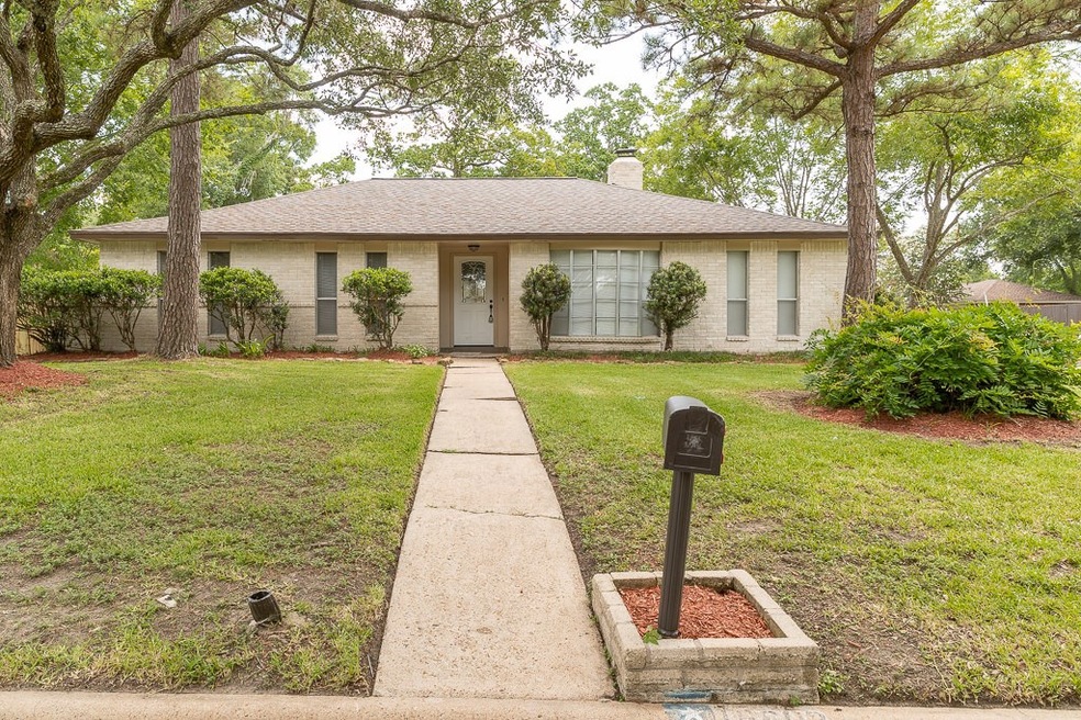 16902 Hibiscus Ln, Friendswood, TX 77546 - photo 1